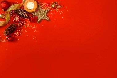 Kartpostalların köşesindeki kırmızı arka planda Noel süsleri, mum, yıldız, ladin konileri kırmızı ve altın rengi.