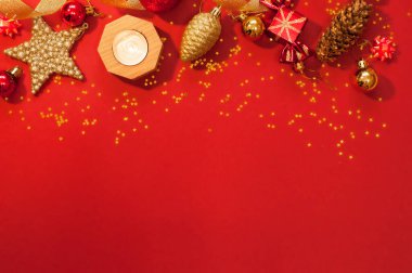 Neşeli bir Noel kartı. Kış tatilinin teması. Mutlu yıllar. Mesaj için yer var. Kırmızı arkaplan