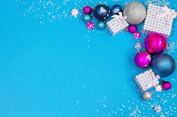 Christmas card, New Years Eve, Christmas balls and gift boxes on a blue background lizenzfreie Stockfotos
