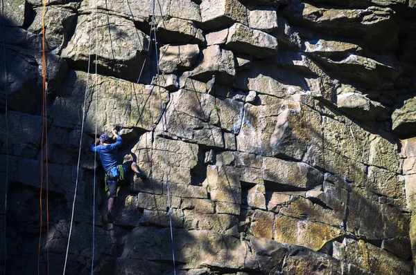 Kaya tırmanışçısı bir tapınak kayasına tırmanıyor. — Stok fotoğraf