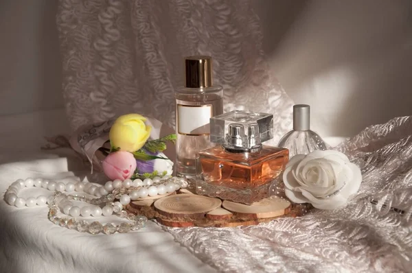 Stillleben Parfüms, Blumen und Perlen in der Sonne — Stockfoto