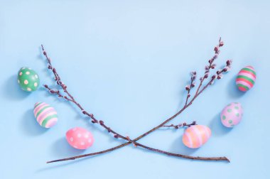 Paskalya yumurtaları ve söğüt dalları mavi arka planda, Paskalya, bahar