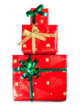 Yeşil ve altın fiyonklu kırmızı renkli hediyeler, izole edilmiş. Yüksek kalite fotoğraf