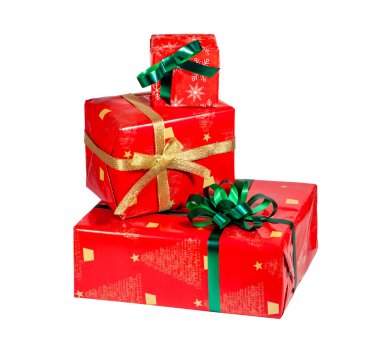 Beyaz yalıtımlı arka planda üç kırmızı hediye kutusu bir yığın içinde duruyor. Yüksek kalite fotoğraf