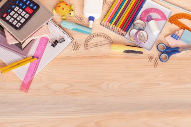 kitaplar ve defterler, cetvel, makas ve kalemler, hesap makinesi ve muhtelif kırtasiye üst görünümü. Yüksek kalite fotoğraf