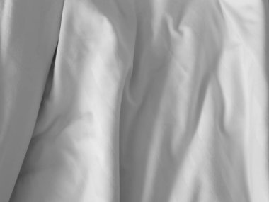 Kırışık beyaz pamuk çarşaf görüntü üst görünümü. Rahat yatak odasında dağınık yatak örtüsü..