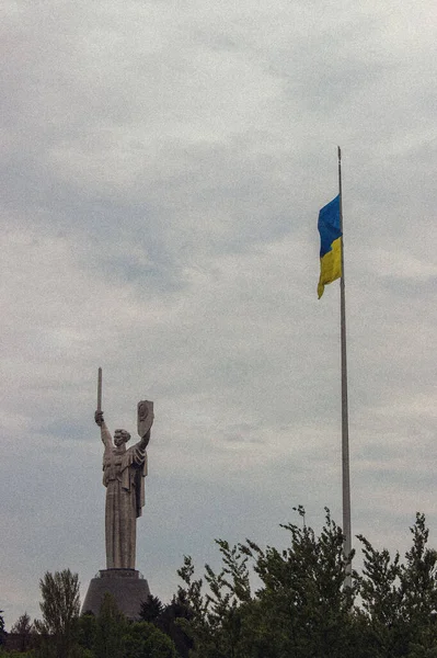 Прапор України Монумент Батьківщини Арсенальній — стокове фото