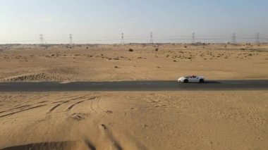 Çöl yolu spor arabası