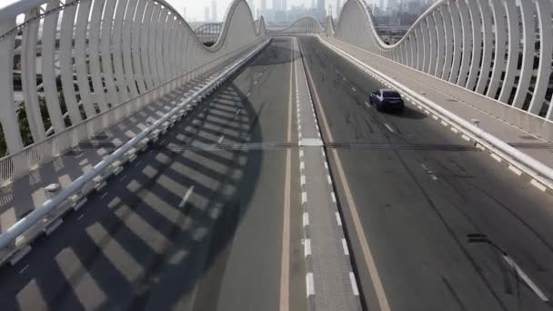 La macchina sta attraversando il ponte — Video Stock
