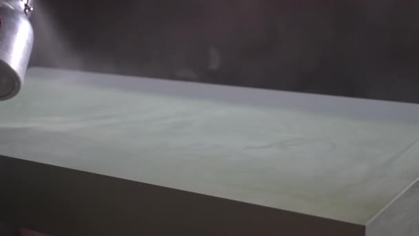 用喷雾枪在木板上喷漆 — 图库视频影像