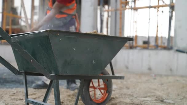 Arbeiter werfen Sand in den Karren — Stockvideo