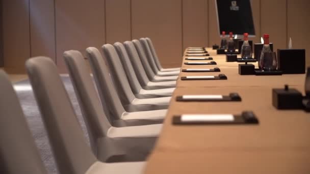 Sala de negocios con una mesa — Vídeos de Stock