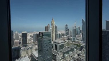 Pencereden gökdelenlerin görüntüsü