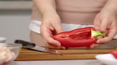 Çekirdeksiz biber yarısı.