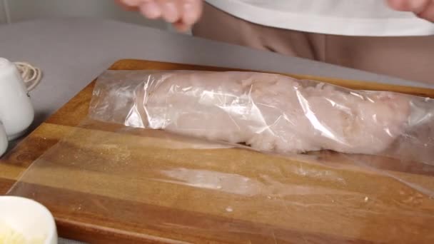 Masak membungkus gulungan ayam di lengan — Stok Video