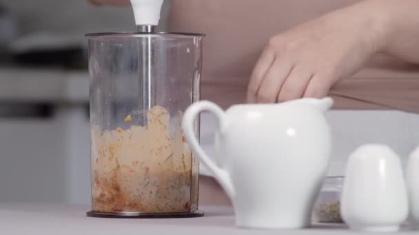 Woman vegetables blender in sauce — Stock Video