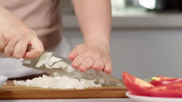 Woman grinds white onion — Stock Video