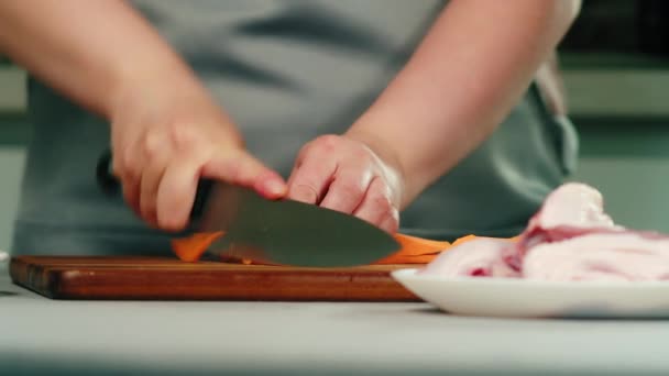 Руки шеф-повара режут морковь — стоковое видео
