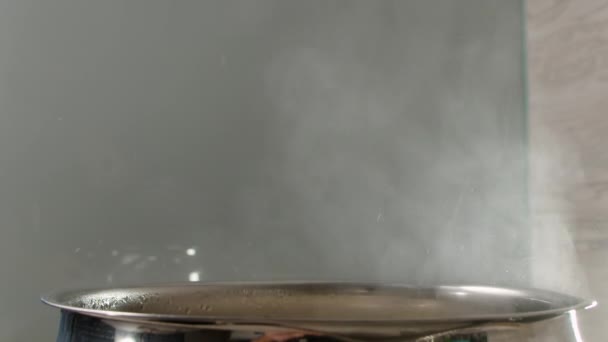 水从一壶开水中冒出蒸汽 — 图库视频影像