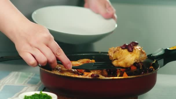 Chef serves stewn chicken — Stock Video