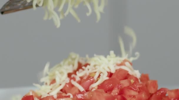 Il formaggio grattugiato cade su pomodoro — Video Stock