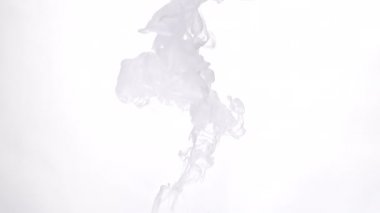 Beyaz boya bulutlarda patlar.