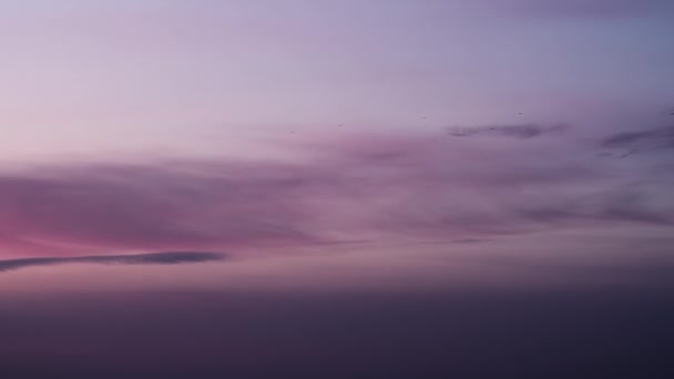 Cielo púrpura y azul atardecer — Vídeo de stock