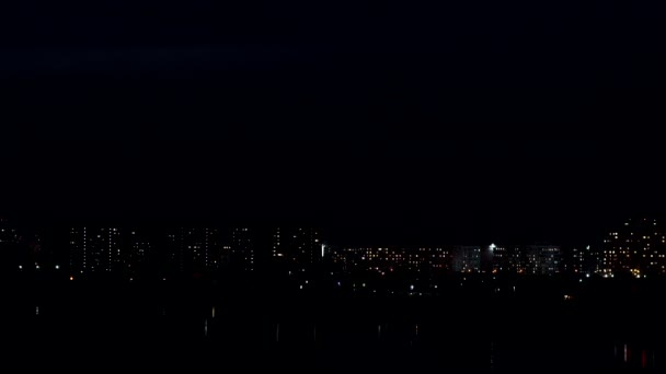 Oświetlone budynki miejskie w nocy — Wideo stockowe
