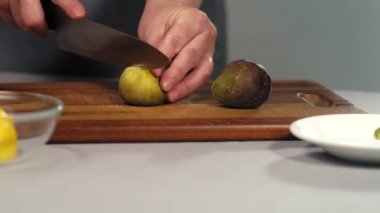 Şef olgun incir keser.