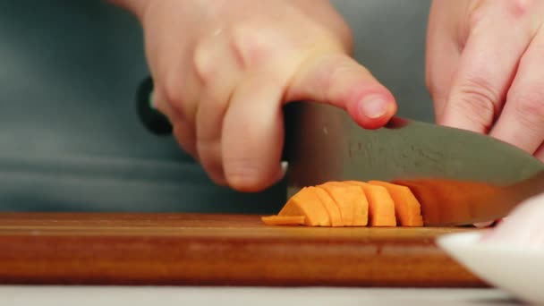 Femme mains tranche de carotte — Video
