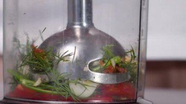 Daldırıcı blender sebzeleri öğütür.