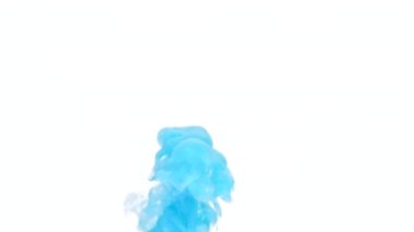 Suda açık mavi boya