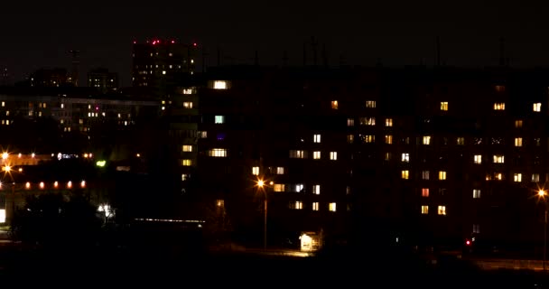 Ciudad nocturna edificios iluminados — Vídeo de stock