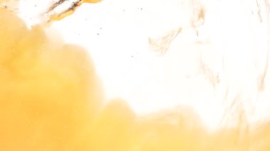 Sarı boya ve su kabarcıkları