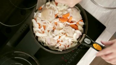 Tavuk butları sebze ile kızartılıyor.