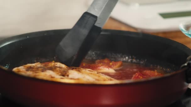 Cozinhar frango com figos na panela — Vídeo de Stock