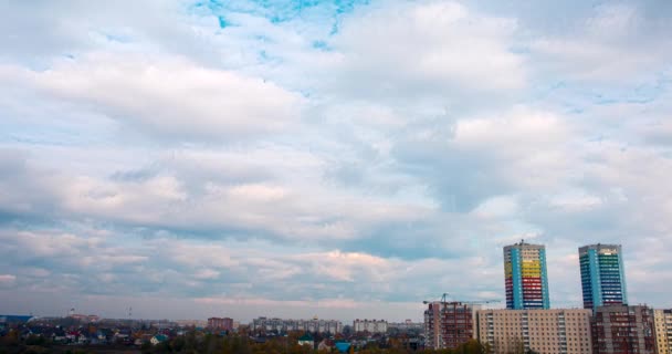 Witte wolken drijven boven de stad op de dag — Stockvideo