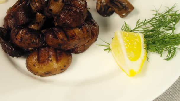 Gegrillte Pilze auf Teller serviert — Stockvideo