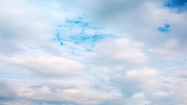 Nubes gruesas flotando en el cielo azul — Vídeos de Stock