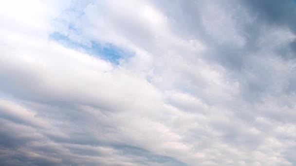 Дождевые облака плавают в голубом небе — стоковое видео