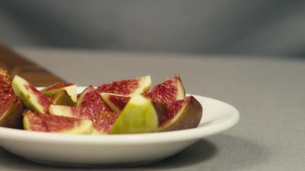 Couper des figues mûres allongées sur une assiette — Video