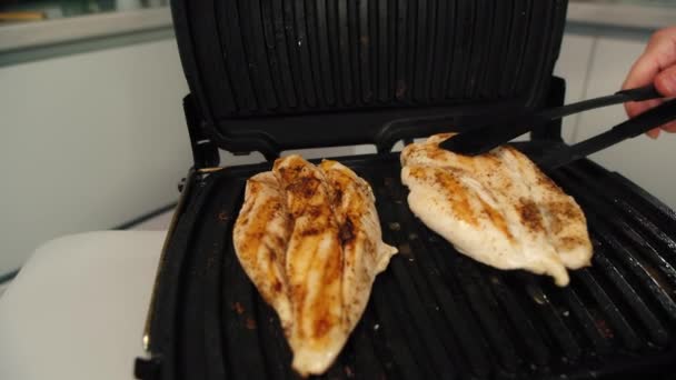 Umieszczenie kurczaka w naczyniu z patelni — Wideo stockowe