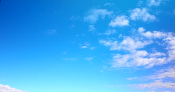 Lichtblauwe lucht met wolken — Stockvideo