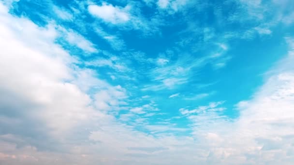 Heldere blauwe lucht met wolken — Stockvideo