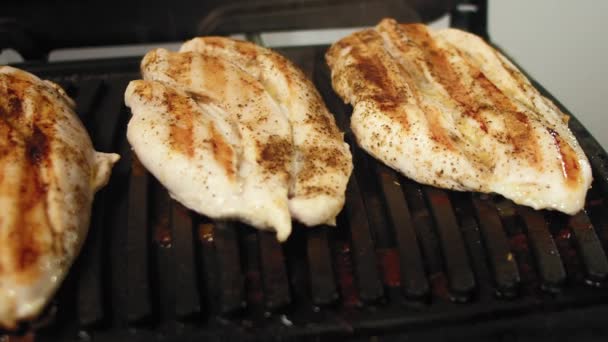Peitos de frango grelhados quentes — Vídeo de Stock