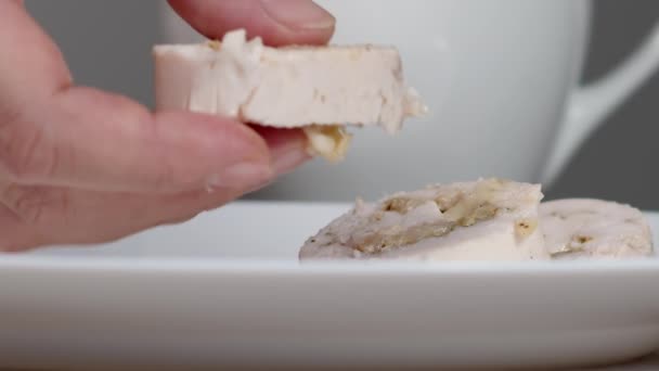Σεφ απλώνει κομμάτια κοτόπουλο ρολό στο πιάτο — Αρχείο Βίντεο