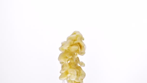Uitbarsting van crème gele verf — Stockvideo