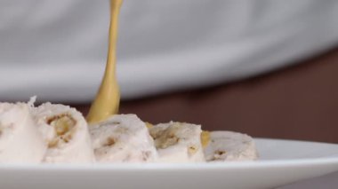 Aşçı tavuğun üstüne sos döker.