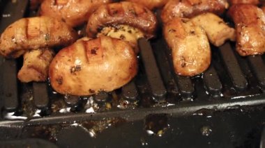 Mantarlar ızgarada pişiyor.