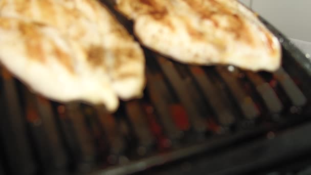 Peitos de frango cozidos na grelha — Vídeo de Stock